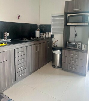 Micro-ondes, four, cafetière/bouilloire