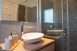 Dusche, Haartrockner, Bidet, Handtücher