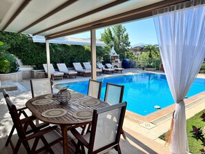 Outdoor dining - Stamnelia Villa, relax with the whole family in this quiet accommodation. (Ηράκλειο)