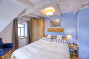 2 slaapkamers, een kluis op de kamer, een bureau