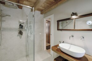 Ducha, secador de pelo, bidet, toallas