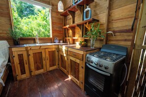 Kühlschrank, Ofen, Herdplatte, Kochgeschirr/Geschirr/Besteck