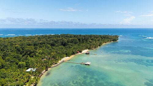 Jungle House 100m to Beach for 4 people. Starlink + Kayaks. 5 mins to Zapatillas