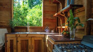 Geladeira, fogão, cooktop, talheres/pratos/utensílios de cozinha