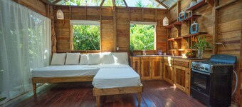 Jungle House 100m to Beach for 4 people. Starlink + Kayaks. 5 mins to Zapatillas