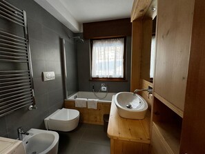 ヘアドライヤー、ビデ、タオル、石鹸