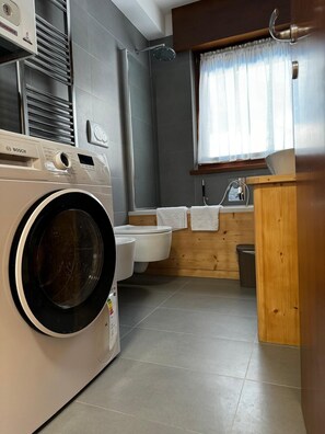 Sèche-cheveux, bidet, serviettes fournies, savon