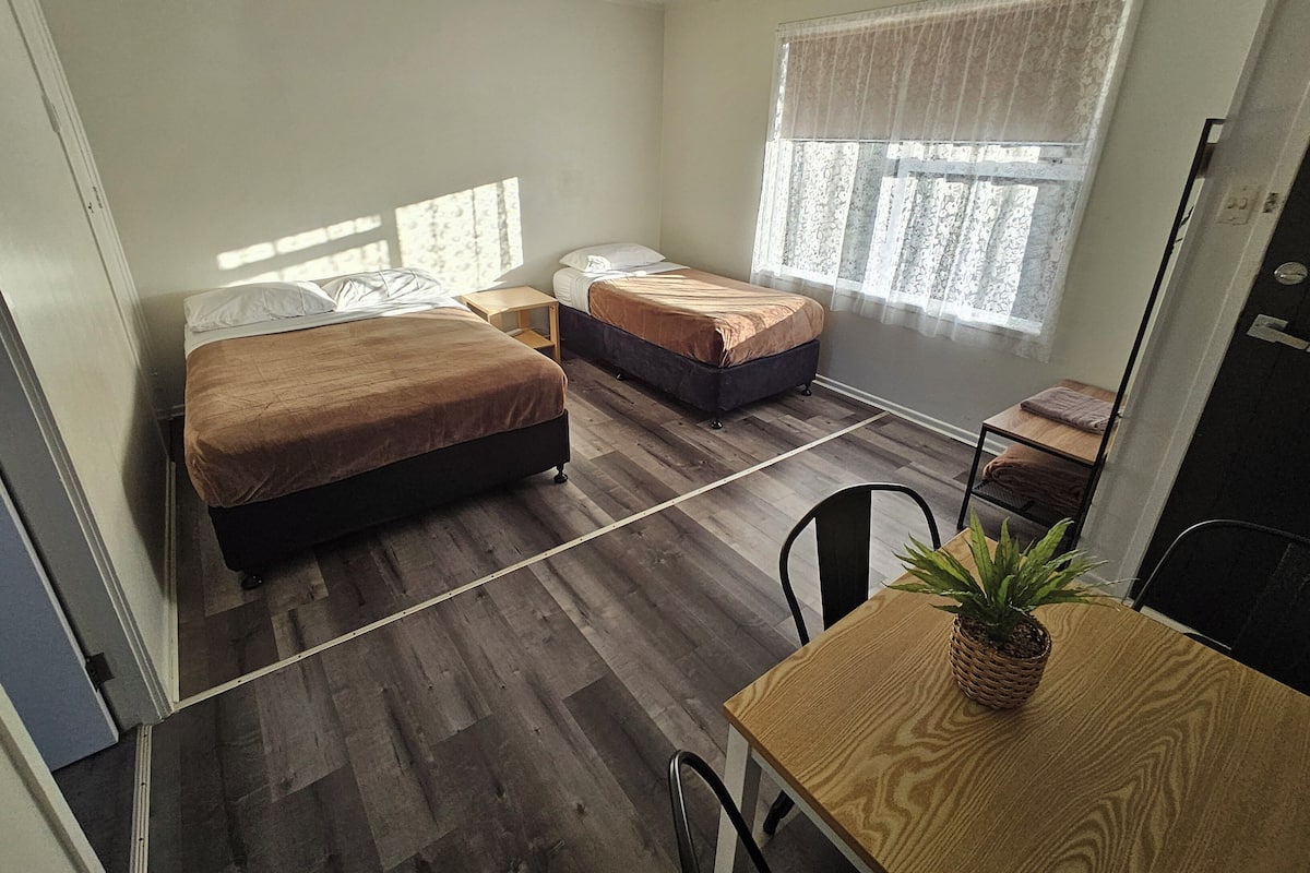 Deluxe Twin Room, Garden View | Blackout drapes, iron/ironing board (on request), WiFi (free)