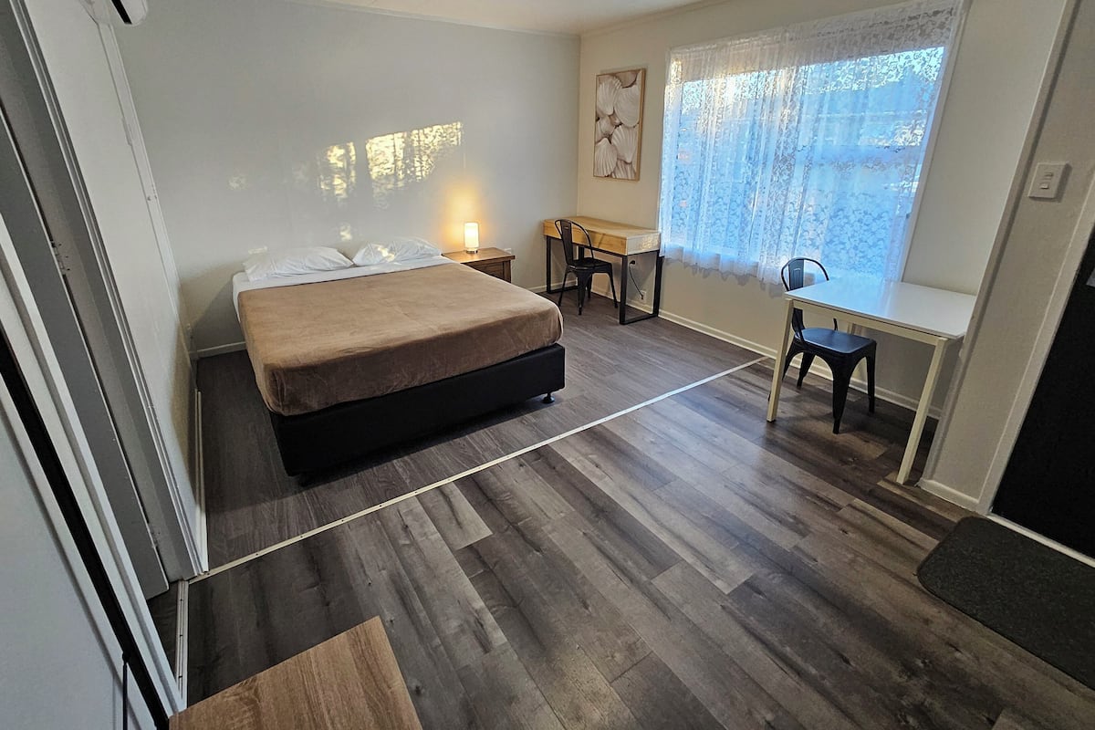 Deluxe Studio | Blackout drapes, iron/ironing board (on request), WiFi (free)
