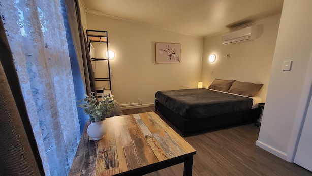 Blackout drapes, iron/ironing board (on request), WiFi (free) - Rockfield Motel (Auckland)