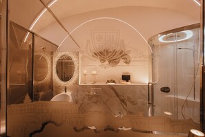 Baignoire à jets, sèche-cheveux, bidet, serviettes fournies