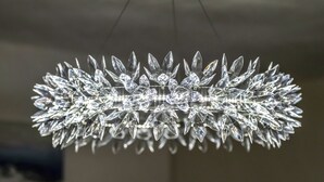 Un lustre orné de nombreux éléments de cristal.