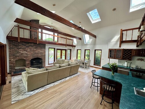 Escape to serene 3BR Cutchogue haven with heated pool, near beaches & vineyards.