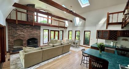 Escape to serene 3BR Cutchogue haven with heated pool, near beaches & vineyards.