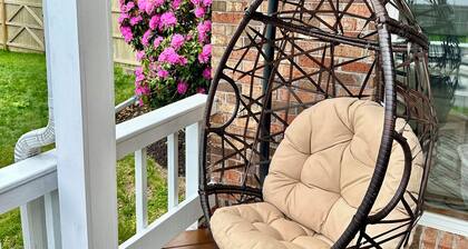 Escape to serene 3-bedroom Cutchogue haven with pool, near beaches & vineyards.