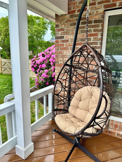Escape to serene 3-bedroom Cutchogue haven with pool, near beaches & vineyards.