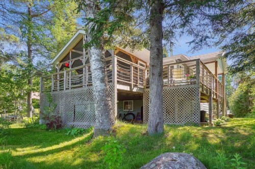 Lakefront chalet in the heart of the Laurentides.  Within 1 hour of Montreal!