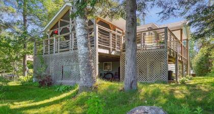 Lakefront chalet in the heart of the Laurentides. Within 1 hour of Montreal!