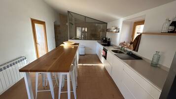 Een magnetron, een oven, een kookplaat, een vaatwasser