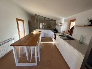 Een microgolfoven, een oven, een kookplaat, een vaatwasser