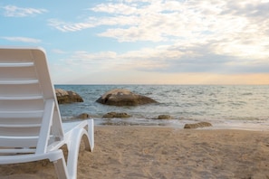 Beach - Modern semi-detached house, quiet location, 6 minutes to the coast. (Bašanija)