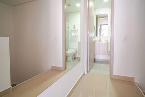 Toallas, jabón, papel de baño 