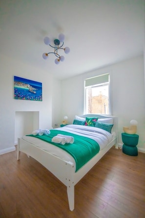 5 bedrooms, iron/ironing board, WiFi, bed sheets