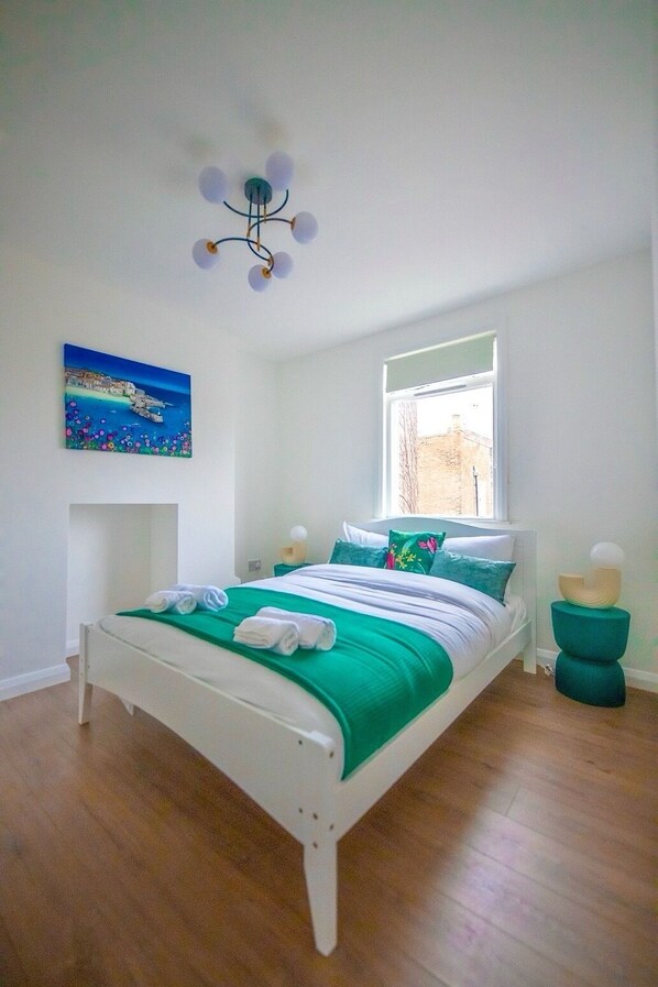 5 bedrooms, iron/ironing board, WiFi, bed sheets