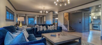 Steps from downtown - Beautiful historic home with AC, WiFi