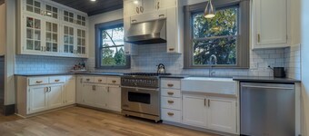 Steps from downtown - Beautiful historic home with AC, WiFi