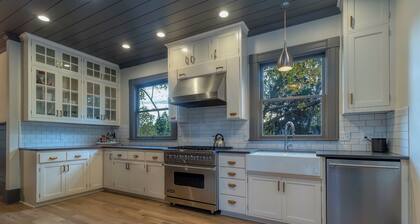 Steps from downtown - Beautiful historic home with AC, WiFi
