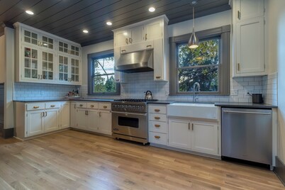 Steps from downtown - Beautiful historic home with AC, WiFi