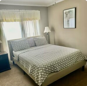 3 slaapkamers, een strijkplank/strijkijzer, wifi, beddengoed