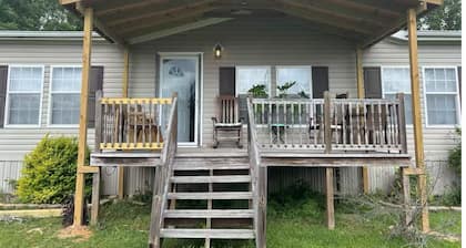 Cozy 3-bedroom mobile home in delightful Magnolia with AC, WiFi