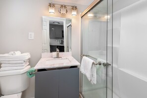 Regadera, toallas, papel de baño