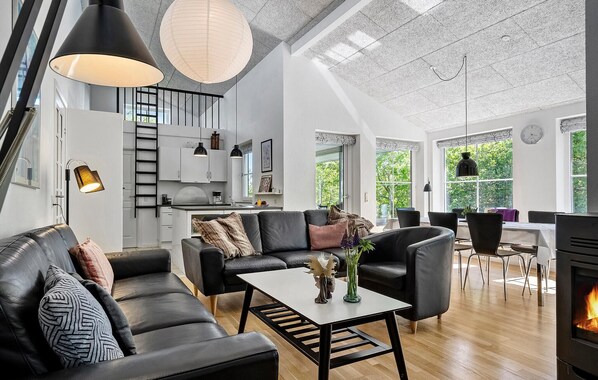 TV, fireplace - Cozy home in Ringkøbing with sauna (Ringkøbing)