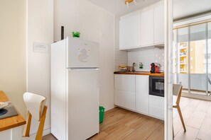Refrigerador, microondas, placa de cocina, cafetera/tetera