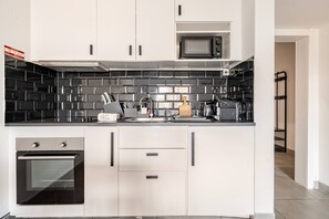 Kjøleskap, mikrobølgeovn, ovn og kokeplater