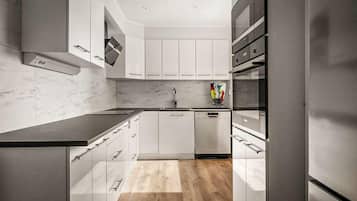 Fridge, oven, stovetop, dishwasher