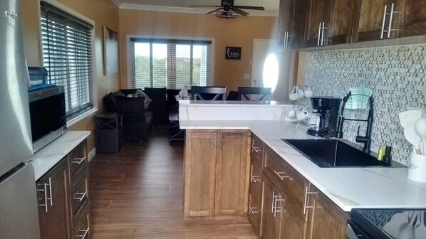 Réfrigérateur, micro-ondes, plaque de cuisson, cafetière/bouilloire