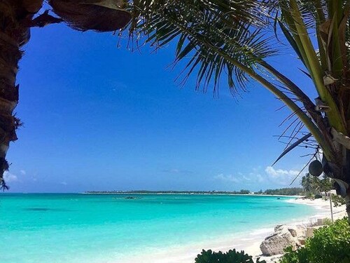 Charming 2bedroom cottage with AC, WiFi,Two-minute walk to beach.Island getaway!