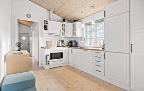Fridge, stovetop, dishwasher, coffee/tea maker - Stunning home in Holbæk with sauna (Holbæk)