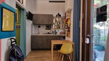 Kühlschrank, Mikrowelle, Herdplatte, Wasserkocher mit Kaffee-/Teezubehör