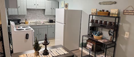 冷蔵庫、電子レンジ、オーブン、コンロ