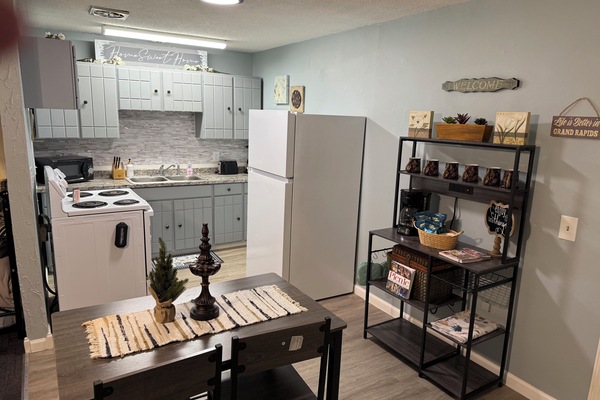 Kjøleskap, mikrobølgeovn, ovn og kokeplater