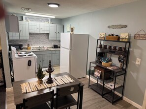 Fridge, microwave, oven, stovetop - Riverside Hideaway, 880sf, 1 bedroom apartment (Grand Rapids)