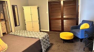 1 dormitorio, tabla de planchar con plancha, wifi y ropa de cama