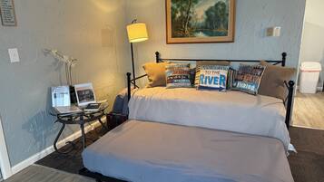 1 Schlafzimmer, BĂŒgeleisen/BĂŒgelbrett, WLAN, BettwĂ€sche