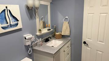 Secador de pelo, toallas, jabón y papel higiénico