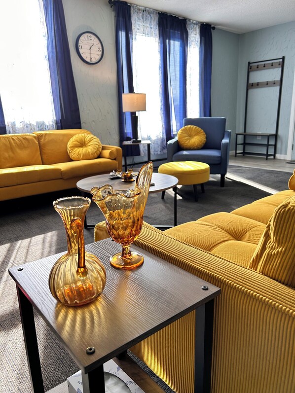 Smart TV - Riverside Hideaway, 880sf, 1 bedroom apartment (Grand Rapids)